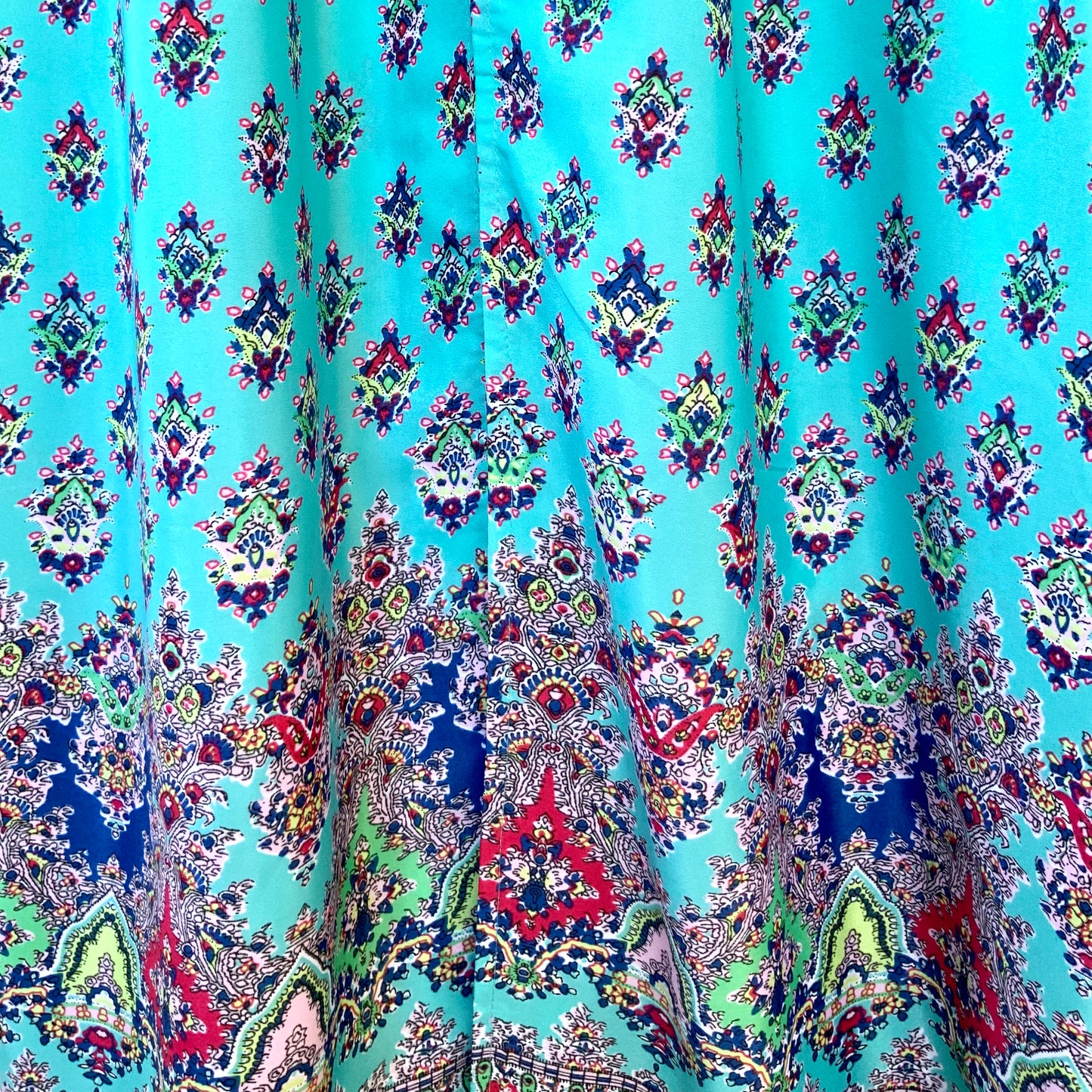 Robe longue turquoise à motifs