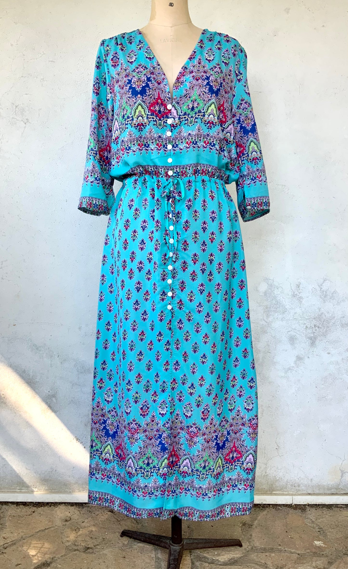 Robe longue turquoise à motifs