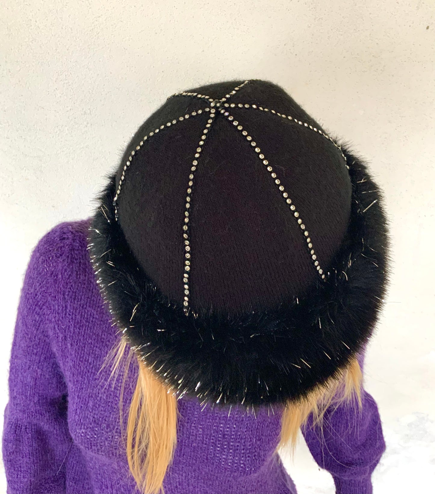 Toque en maille et fausse fourrure ornée de strass vintage