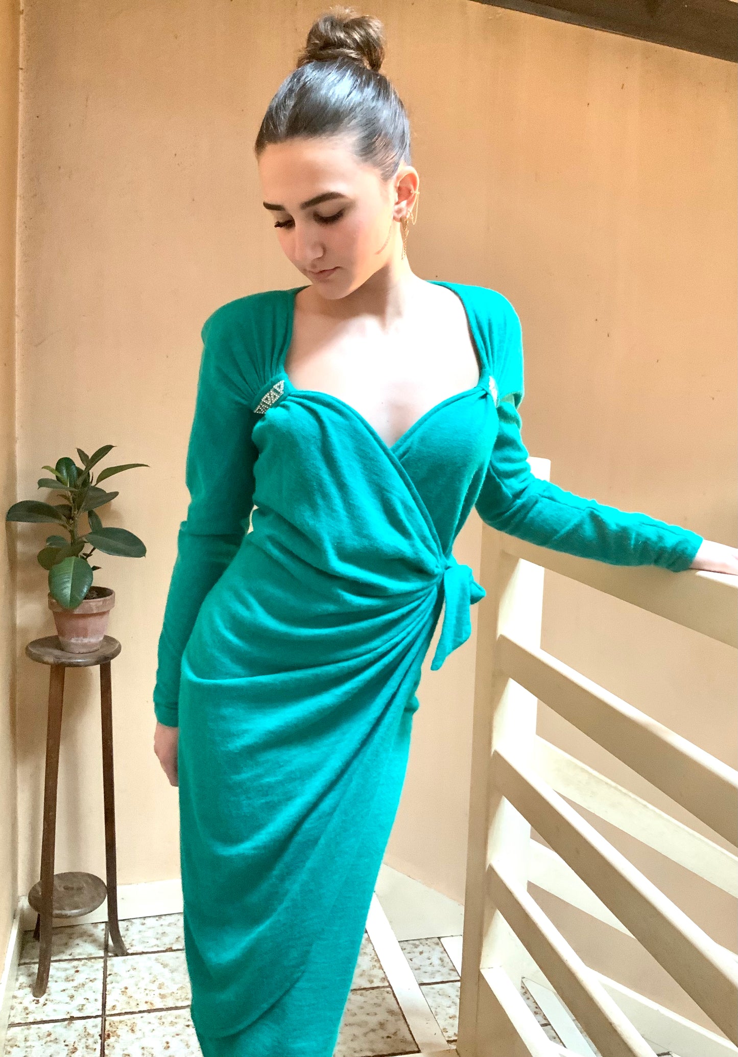 Robe drapée en maille fine turquoise décorée de strass Yvan & Marzia vintage 80