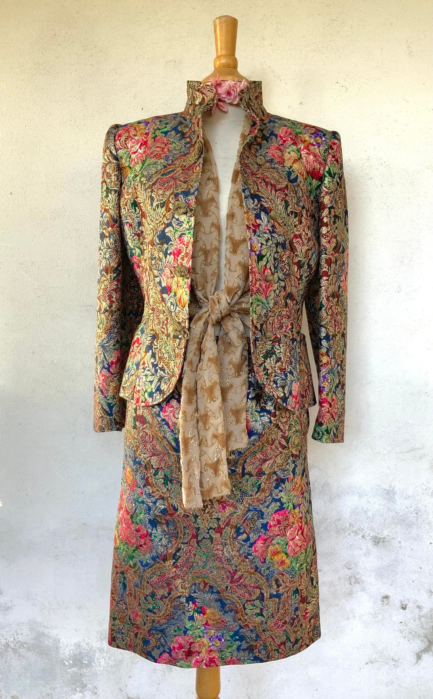 Tailleur jupe en brocard multicolore Ungaro vintage