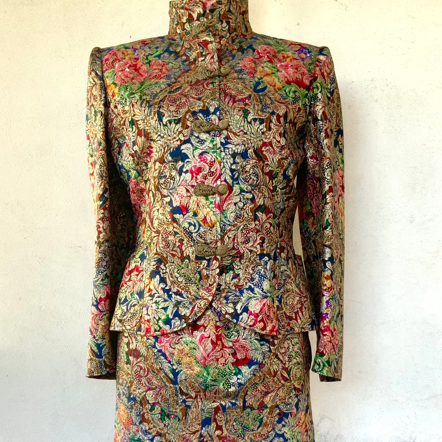 Tailleur jupe en brocard multicolore Ungaro vintage