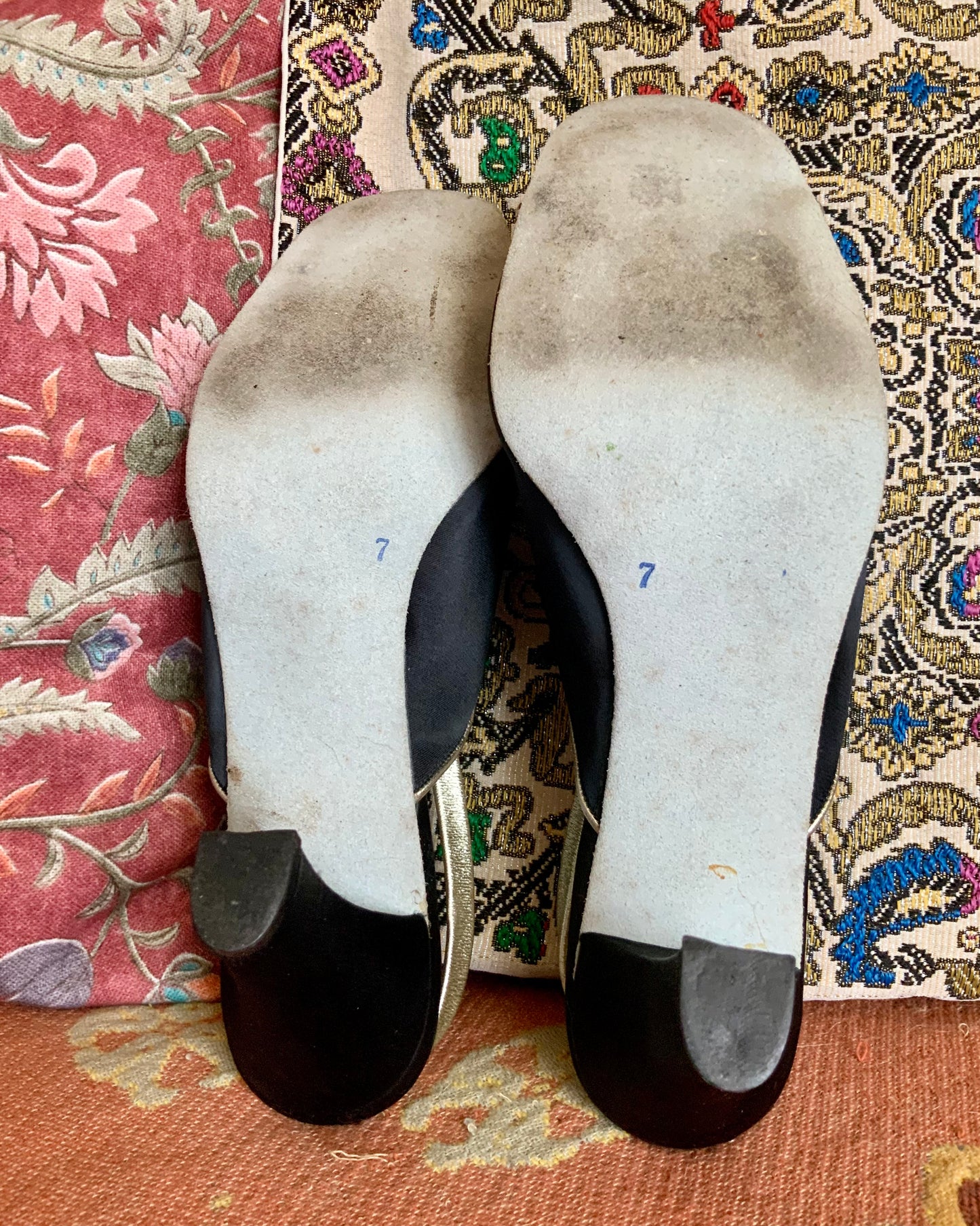 Sandales en satin noir et motifs dorés Chez Soi Paris vintage